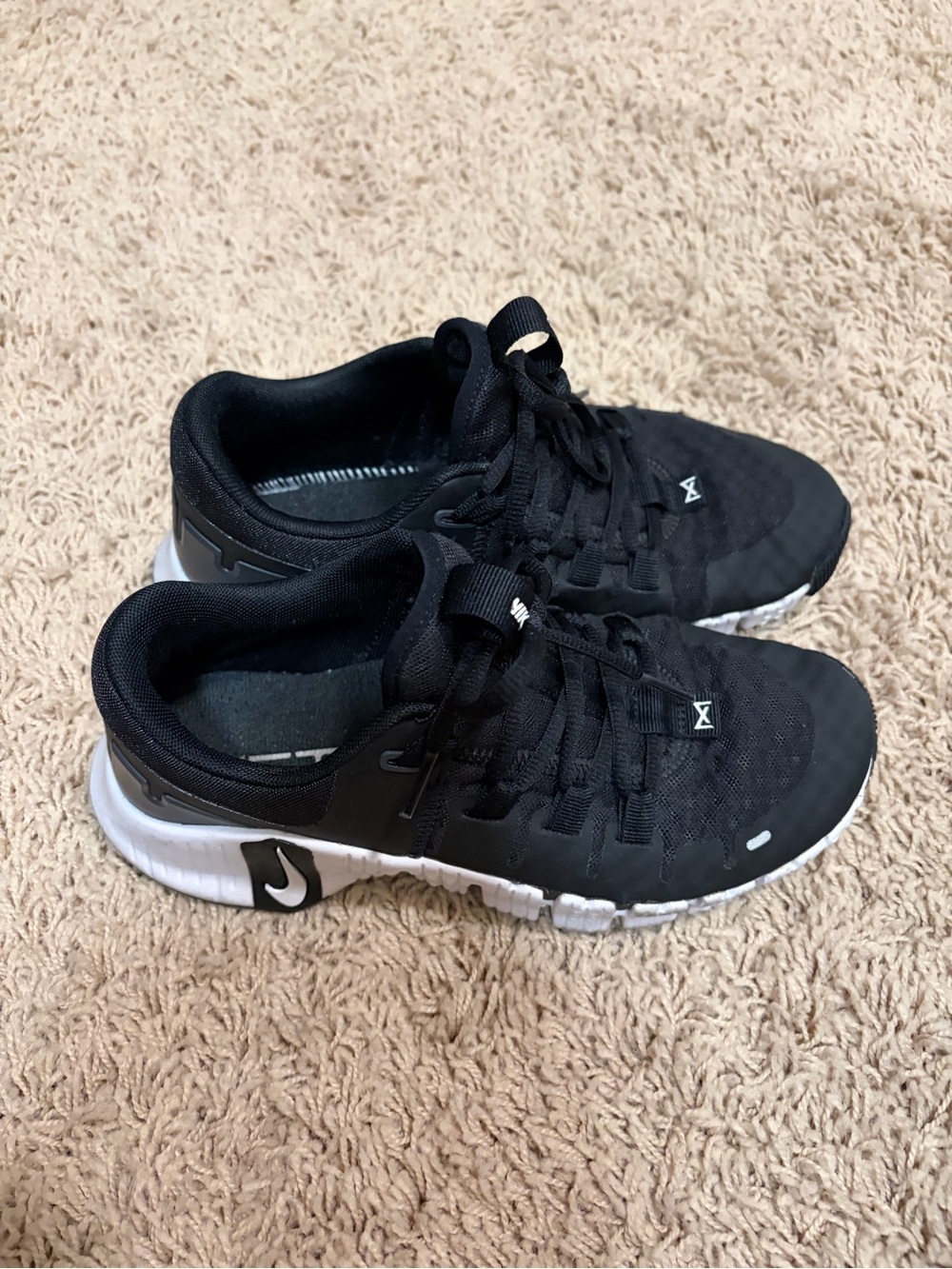 Nike Black and White Lightweight Trainer - Picture 2 of 3